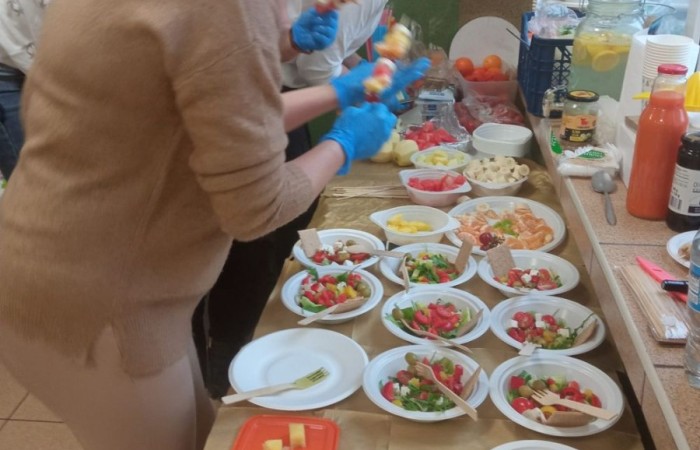 Dnia 19 grudnia w naszej szkole zorganizowany został  Dzień Walki z Otyłością. 

W tym dniu odbyła się akcja promująca zdrowy styl życia.
Miała ona na celu:
- mobilizowanie uczniów do działań wspomagających zdrowy styl życia,
- uświadomienie uczniom chorób związanych z nieprzestrzeganiem prawidłowej diety i skutkach z tym związanych,
- nabycie umiejętności obliczania przez uczniów BMI celem poprawy stanu zdrowia,
- uświadomienie zagrożeń wynikających z chorób układu krążenia, pokarmowego i chorób cywilizacyjnych wskutek niewłaściwej diety,
- pomocy w przygotowaniu diety dla dzieci wspomagającej naukę w szkole i poprawiającej efekty w uczeniu się,
- nabycie umiejętności myślenia przez uczniów w kategoriach prozdrowotnych.
Wyznaczeni uczniowie kl. 7 i 8  mierzyli i ważyli zainteresowanych uczniów. Obliczali wspólnie z nimi – BMI, informując ich o odchyleniach od normy. Dokonywali pomiaru ciśnienia krwi, celem sprawdzenia jego prawidłowości. 

W akcję promującą zdrowy styl życia włączyli się rodzice uczniów kl.IVb, którzy przygotowali bufet oparty na prozdrowotnych składnikach pokarmowych wspierających prawidłowe i zdrowe odżywianie. 