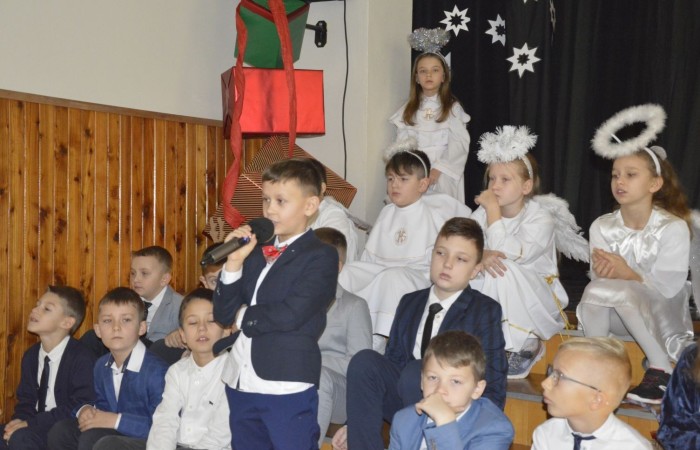 Ze Świętami Bożego Narodzenia wiąże się wiele pięknych tradycji i zwyczajów. Jednym z nich jest odgrywanie inscenizacji o narodzeniu Jezusa zwanej Jasełkami. 22 grudnia mieliśmy wielką przyjemność obejrzeć przedstawienie przygotowane przez uczniów klas trzecich pod opieką pań Iwony Antczak i Agaty Dragan. Młodzi wykonawcy, mieli możliwość zaprezentowania swoich zdolności artystycznych. W pięknej scenografii i w specjalnie przygotowanych strojach wprowadzili publiczność w świąteczny nastrój. Trud przygotowań opłacił się, ponieważ występ podbił serca widowni, która w dowodzie uznania nagrodziła wszystkich artystów gromkimi brawami. 
Korzystając z okazji, wszystkim uczniom, rodzicom, a także przyjaciołom naszej szkoły, którzy wspierali nas w tym wyjątkowy, bo jubileuszowym roku, życzymy spokojnych i radosnych Świąt Bożego Narodzenia!  ???
