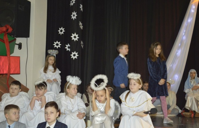 Ze Świętami Bożego Narodzenia wiąże się wiele pięknych tradycji i zwyczajów. Jednym z nich jest odgrywanie inscenizacji o narodzeniu Jezusa zwanej Jasełkami. 22 grudnia mieliśmy wielką przyjemność obejrzeć przedstawienie przygotowane przez uczniów klas trzecich pod opieką pań Iwony Antczak i Agaty Dragan. Młodzi wykonawcy, mieli możliwość zaprezentowania swoich zdolności artystycznych. W pięknej scenografii i w specjalnie przygotowanych strojach wprowadzili publiczność w świąteczny nastrój. Trud przygotowań opłacił się, ponieważ występ podbił serca widowni, która w dowodzie uznania nagrodziła wszystkich artystów gromkimi brawami. 
Korzystając z okazji, wszystkim uczniom, rodzicom, a także przyjaciołom naszej szkoły, którzy wspierali nas w tym wyjątkowy, bo jubileuszowym roku, życzymy spokojnych i radosnych Świąt Bożego Narodzenia!  ???
