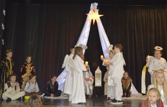 Ze Świętami Bożego Narodzenia wiąże się wiele pięknych tradycji i zwyczajów. Jednym z nich jest odgrywanie inscenizacji o narodzeniu Jezusa zwanej Jasełkami. 22 grudnia mieliśmy wielką przyjemność obejrzeć przedstawienie przygotowane przez uczniów klas trzecich pod opieką pań Iwony Antczak i Agaty Dragan. Młodzi wykonawcy, mieli możliwość zaprezentowania swoich zdolności artystycznych. W pięknej scenografii i w specjalnie przygotowanych strojach wprowadzili publiczność w świąteczny nastrój. Trud przygotowań opłacił się, ponieważ występ podbił serca widowni, która w dowodzie uznania nagrodziła wszystkich artystów gromkimi brawami. 
Korzystając z okazji, wszystkim uczniom, rodzicom, a także przyjaciołom naszej szkoły, którzy wspierali nas w tym wyjątkowy, bo jubileuszowym roku, życzymy spokojnych i radosnych Świąt Bożego Narodzenia!  ???
