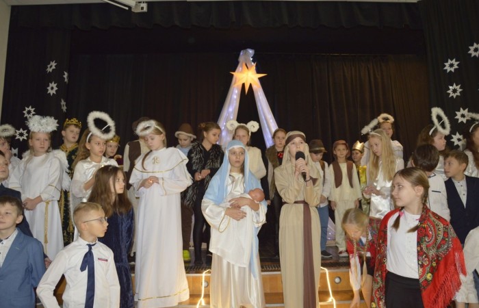 Ze Świętami Bożego Narodzenia wiąże się wiele pięknych tradycji i zwyczajów. Jednym z nich jest odgrywanie inscenizacji o narodzeniu Jezusa zwanej Jasełkami. 22 grudnia mieliśmy wielką przyjemność obejrzeć przedstawienie przygotowane przez uczniów klas trzecich pod opieką pań Iwony Antczak i Agaty Dragan. Młodzi wykonawcy, mieli możliwość zaprezentowania swoich zdolności artystycznych. W pięknej scenografii i w specjalnie przygotowanych strojach wprowadzili publiczność w świąteczny nastrój. Trud przygotowań opłacił się, ponieważ występ podbił serca widowni, która w dowodzie uznania nagrodziła wszystkich artystów gromkimi brawami. 
Korzystając z okazji, wszystkim uczniom, rodzicom, a także przyjaciołom naszej szkoły, którzy wspierali nas w tym wyjątkowy, bo jubileuszowym roku, życzymy spokojnych i radosnych Świąt Bożego Narodzenia!  ???
