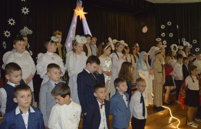 Ze Świętami Bożego Narodzenia wiąże się wiele pięknych tradycji i zwyczajów. Jednym z nich jest odgrywanie inscenizacji o narodzeniu Jezusa zwanej Jasełkami. 22 grudnia mieliśmy wielką przyjemność obejrzeć przedstawienie przygotowane przez uczniów klas trzecich pod opieką pań Iwony Antczak i Agaty Dragan. Młodzi wykonawcy, mieli możliwość zaprezentowania swoich zdolności artystycznych. W pięknej scenografii i w specjalnie przygotowanych strojach wprowadzili publiczność w świąteczny nastrój. Trud przygotowań opłacił się, ponieważ występ podbił serca widowni, która w dowodzie uznania nagrodziła wszystkich artystów gromkimi brawami. 
Korzystając z okazji, wszystkim uczniom, rodzicom, a także przyjaciołom naszej szkoły, którzy wspierali nas w tym wyjątkowy, bo jubileuszowym roku, życzymy spokojnych i radosnych Świąt Bożego Narodzenia!  ???
