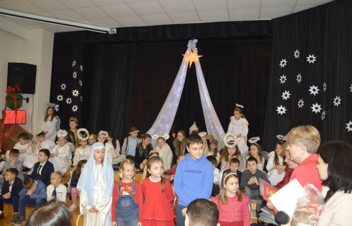 Ze Świętami Bożego Narodzenia wiąże się wiele pięknych tradycji i zwyczajów. Jednym z nich jest odgrywanie inscenizacji o narodzeniu Jezusa zwanej Jasełkami. 22 grudnia mieliśmy wielką przyjemność obejrzeć przedstawienie przygotowane przez uczniów klas trzecich pod opieką pań Iwony Antczak i Agaty Dragan. Młodzi wykonawcy, mieli możliwość zaprezentowania swoich zdolności artystycznych. W pięknej scenografii i w specjalnie przygotowanych strojach wprowadzili publiczność w świąteczny nastrój. Trud przygotowań opłacił się, ponieważ występ podbił serca widowni, która w dowodzie uznania nagrodziła wszystkich artystów gromkimi brawami. 
Korzystając z okazji, wszystkim uczniom, rodzicom, a także przyjaciołom naszej szkoły, którzy wspierali nas w tym wyjątkowy, bo jubileuszowym roku, życzymy spokojnych i radosnych Świąt Bożego Narodzenia!  ???
