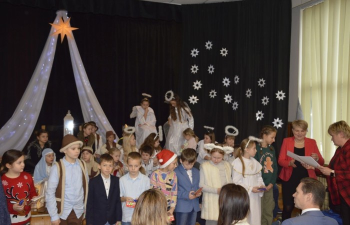 Ze Świętami Bożego Narodzenia wiąże się wiele pięknych tradycji i zwyczajów. Jednym z nich jest odgrywanie inscenizacji o narodzeniu Jezusa zwanej Jasełkami. 22 grudnia mieliśmy wielką przyjemność obejrzeć przedstawienie przygotowane przez uczniów klas trzecich pod opieką pań Iwony Antczak i Agaty Dragan. Młodzi wykonawcy, mieli możliwość zaprezentowania swoich zdolności artystycznych. W pięknej scenografii i w specjalnie przygotowanych strojach wprowadzili publiczność w świąteczny nastrój. Trud przygotowań opłacił się, ponieważ występ podbił serca widowni, która w dowodzie uznania nagrodziła wszystkich artystów gromkimi brawami. 
Korzystając z okazji, wszystkim uczniom, rodzicom, a także przyjaciołom naszej szkoły, którzy wspierali nas w tym wyjątkowy, bo jubileuszowym roku, życzymy spokojnych i radosnych Świąt Bożego Narodzenia!  ???
