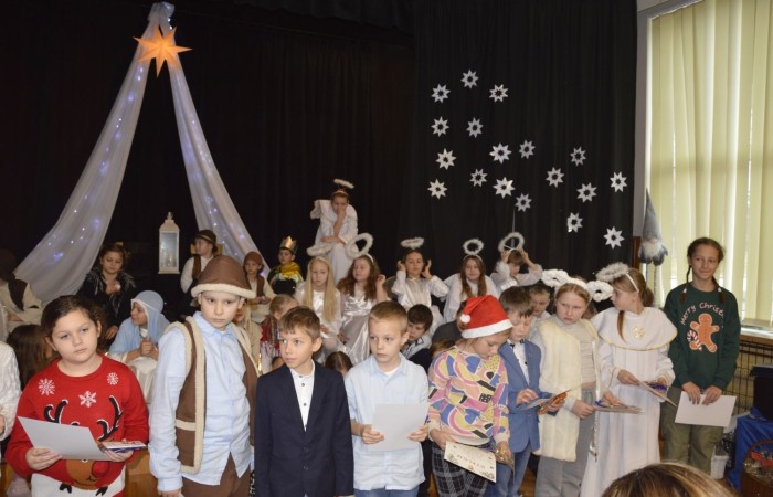 Ze Świętami Bożego Narodzenia wiąże się wiele pięknych tradycji i zwyczajów. Jednym z nich jest odgrywanie inscenizacji o narodzeniu Jezusa zwanej Jasełkami. 22 grudnia mieliśmy wielką przyjemność obejrzeć przedstawienie przygotowane przez uczniów klas trzecich pod opieką pań Iwony Antczak i Agaty Dragan. Młodzi wykonawcy, mieli możliwość zaprezentowania swoich zdolności artystycznych. W pięknej scenografii i w specjalnie przygotowanych strojach wprowadzili publiczność w świąteczny nastrój. Trud przygotowań opłacił się, ponieważ występ podbił serca widowni, która w dowodzie uznania nagrodziła wszystkich artystów gromkimi brawami. 
Korzystając z okazji, wszystkim uczniom, rodzicom, a także przyjaciołom naszej szkoły, którzy wspierali nas w tym wyjątkowy, bo jubileuszowym roku, życzymy spokojnych i radosnych Świąt Bożego Narodzenia!  ???
