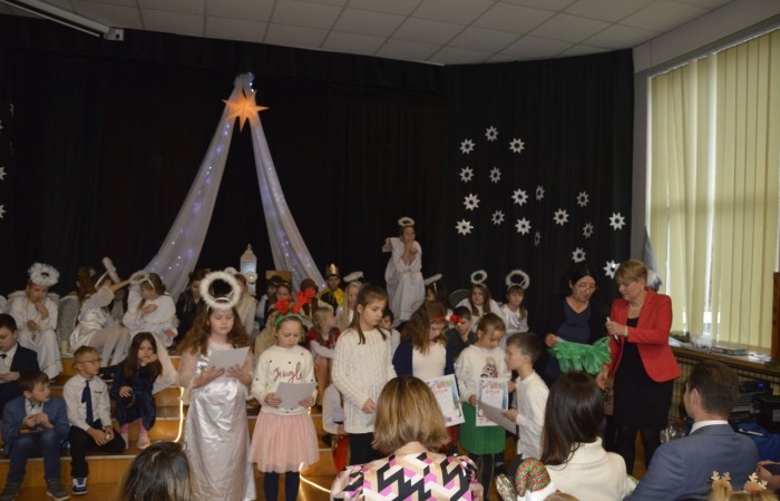 Ze Świętami Bożego Narodzenia wiąże się wiele pięknych tradycji i zwyczajów. Jednym z nich jest odgrywanie inscenizacji o narodzeniu Jezusa zwanej Jasełkami. 22 grudnia mieliśmy wielką przyjemność obejrzeć przedstawienie przygotowane przez uczniów klas trzecich pod opieką pań Iwony Antczak i Agaty Dragan. Młodzi wykonawcy, mieli możliwość zaprezentowania swoich zdolności artystycznych. W pięknej scenografii i w specjalnie przygotowanych strojach wprowadzili publiczność w świąteczny nastrój. Trud przygotowań opłacił się, ponieważ występ podbił serca widowni, która w dowodzie uznania nagrodziła wszystkich artystów gromkimi brawami. 
Korzystając z okazji, wszystkim uczniom, rodzicom, a także przyjaciołom naszej szkoły, którzy wspierali nas w tym wyjątkowy, bo jubileuszowym roku, życzymy spokojnych i radosnych Świąt Bożego Narodzenia!  ???
