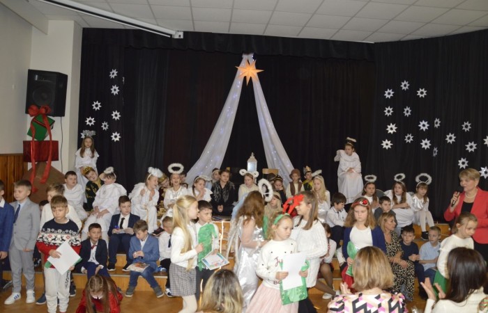 Ze Świętami Bożego Narodzenia wiąże się wiele pięknych tradycji i zwyczajów. Jednym z nich jest odgrywanie inscenizacji o narodzeniu Jezusa zwanej Jasełkami. 22 grudnia mieliśmy wielką przyjemność obejrzeć przedstawienie przygotowane przez uczniów klas trzecich pod opieką pań Iwony Antczak i Agaty Dragan. Młodzi wykonawcy, mieli możliwość zaprezentowania swoich zdolności artystycznych. W pięknej scenografii i w specjalnie przygotowanych strojach wprowadzili publiczność w świąteczny nastrój. Trud przygotowań opłacił się, ponieważ występ podbił serca widowni, która w dowodzie uznania nagrodziła wszystkich artystów gromkimi brawami. 
Korzystając z okazji, wszystkim uczniom, rodzicom, a także przyjaciołom naszej szkoły, którzy wspierali nas w tym wyjątkowy, bo jubileuszowym roku, życzymy spokojnych i radosnych Świąt Bożego Narodzenia!  ???

