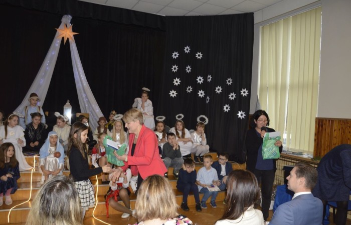 Ze Świętami Bożego Narodzenia wiąże się wiele pięknych tradycji i zwyczajów. Jednym z nich jest odgrywanie inscenizacji o narodzeniu Jezusa zwanej Jasełkami. 22 grudnia mieliśmy wielką przyjemność obejrzeć przedstawienie przygotowane przez uczniów klas trzecich pod opieką pań Iwony Antczak i Agaty Dragan. Młodzi wykonawcy, mieli możliwość zaprezentowania swoich zdolności artystycznych. W pięknej scenografii i w specjalnie przygotowanych strojach wprowadzili publiczność w świąteczny nastrój. Trud przygotowań opłacił się, ponieważ występ podbił serca widowni, która w dowodzie uznania nagrodziła wszystkich artystów gromkimi brawami. 
Korzystając z okazji, wszystkim uczniom, rodzicom, a także przyjaciołom naszej szkoły, którzy wspierali nas w tym wyjątkowy, bo jubileuszowym roku, życzymy spokojnych i radosnych Świąt Bożego Narodzenia!  ???
