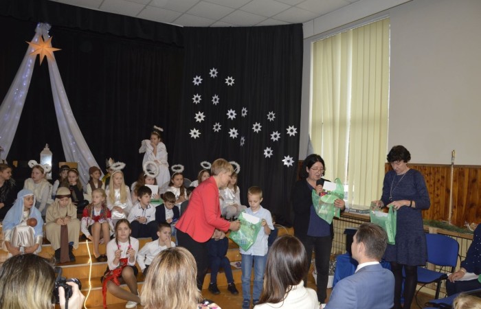 Ze Świętami Bożego Narodzenia wiąże się wiele pięknych tradycji i zwyczajów. Jednym z nich jest odgrywanie inscenizacji o narodzeniu Jezusa zwanej Jasełkami. 22 grudnia mieliśmy wielką przyjemność obejrzeć przedstawienie przygotowane przez uczniów klas trzecich pod opieką pań Iwony Antczak i Agaty Dragan. Młodzi wykonawcy, mieli możliwość zaprezentowania swoich zdolności artystycznych. W pięknej scenografii i w specjalnie przygotowanych strojach wprowadzili publiczność w świąteczny nastrój. Trud przygotowań opłacił się, ponieważ występ podbił serca widowni, która w dowodzie uznania nagrodziła wszystkich artystów gromkimi brawami. 
Korzystając z okazji, wszystkim uczniom, rodzicom, a także przyjaciołom naszej szkoły, którzy wspierali nas w tym wyjątkowy, bo jubileuszowym roku, życzymy spokojnych i radosnych Świąt Bożego Narodzenia!  ???
