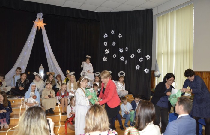 Ze Świętami Bożego Narodzenia wiąże się wiele pięknych tradycji i zwyczajów. Jednym z nich jest odgrywanie inscenizacji o narodzeniu Jezusa zwanej Jasełkami. 22 grudnia mieliśmy wielką przyjemność obejrzeć przedstawienie przygotowane przez uczniów klas trzecich pod opieką pań Iwony Antczak i Agaty Dragan. Młodzi wykonawcy, mieli możliwość zaprezentowania swoich zdolności artystycznych. W pięknej scenografii i w specjalnie przygotowanych strojach wprowadzili publiczność w świąteczny nastrój. Trud przygotowań opłacił się, ponieważ występ podbił serca widowni, która w dowodzie uznania nagrodziła wszystkich artystów gromkimi brawami. 
Korzystając z okazji, wszystkim uczniom, rodzicom, a także przyjaciołom naszej szkoły, którzy wspierali nas w tym wyjątkowy, bo jubileuszowym roku, życzymy spokojnych i radosnych Świąt Bożego Narodzenia!  ???
