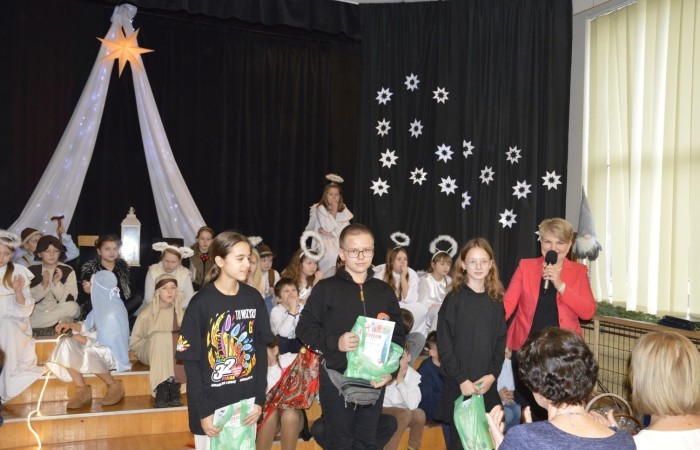 Ze Świętami Bożego Narodzenia wiąże się wiele pięknych tradycji i zwyczajów. Jednym z nich jest odgrywanie inscenizacji o narodzeniu Jezusa zwanej Jasełkami. 22 grudnia mieliśmy wielką przyjemność obejrzeć przedstawienie przygotowane przez uczniów klas trzecich pod opieką pań Iwony Antczak i Agaty Dragan. Młodzi wykonawcy, mieli możliwość zaprezentowania swoich zdolności artystycznych. W pięknej scenografii i w specjalnie przygotowanych strojach wprowadzili publiczność w świąteczny nastrój. Trud przygotowań opłacił się, ponieważ występ podbił serca widowni, która w dowodzie uznania nagrodziła wszystkich artystów gromkimi brawami. 
Korzystając z okazji, wszystkim uczniom, rodzicom, a także przyjaciołom naszej szkoły, którzy wspierali nas w tym wyjątkowy, bo jubileuszowym roku, życzymy spokojnych i radosnych Świąt Bożego Narodzenia!  ???
