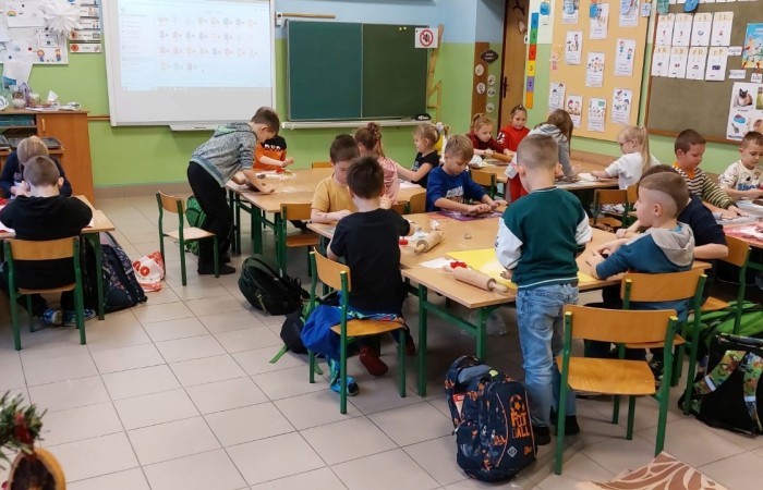 Klasa jest trochę jak rodzina, dlatego wspólnie przygotowuje się do Świąt Bożego Narodzenia. Uczniowie klas I-III wzięli to sobie do serca i cały tydzień poświęcili na tworzenie świątecznego klimatu. Dzieci poznawały bożonarodzeniowe tradycje i zwyczaje, śpiewały kolędy, przygotowywały różne prace, dekoracje, a nawet pierniczki.  Zajęcia te sprawiły wszystkim mnóstwo radości, co możecie zobaczyć na załączonych zdjęciach. Oby ten wesoły nastrój pozostał z nami jak najdłużej. 