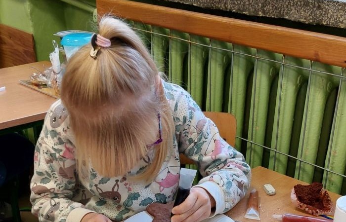 Klasa jest trochę jak rodzina, dlatego wspólnie przygotowuje się do Świąt Bożego Narodzenia. Uczniowie klas I-III wzięli to sobie do serca i cały tydzień poświęcili na tworzenie świątecznego klimatu. Dzieci poznawały bożonarodzeniowe tradycje i zwyczaje, śpiewały kolędy, przygotowywały różne prace, dekoracje, a nawet pierniczki.  Zajęcia te sprawiły wszystkim mnóstwo radości, co możecie zobaczyć na załączonych zdjęciach. Oby ten wesoły nastrój pozostał z nami jak najdłużej. 