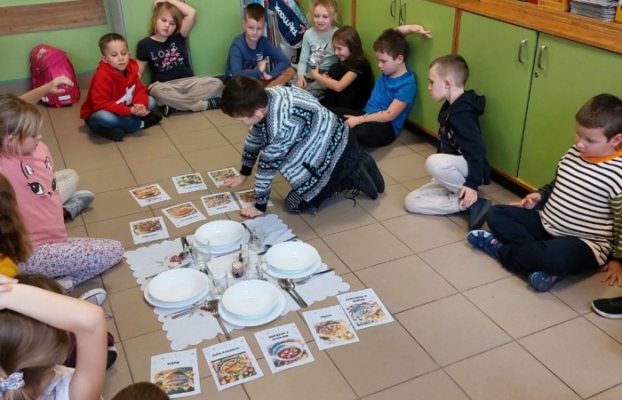 Klasa jest trochę jak rodzina, dlatego wspólnie przygotowuje się do Świąt Bożego Narodzenia. Uczniowie klas I-III wzięli to sobie do serca i cały tydzień poświęcili na tworzenie świątecznego klimatu. Dzieci poznawały bożonarodzeniowe tradycje i zwyczaje, śpiewały kolędy, przygotowywały różne prace, dekoracje, a nawet pierniczki.  Zajęcia te sprawiły wszystkim mnóstwo radości, co możecie zobaczyć na załączonych zdjęciach. Oby ten wesoły nastrój pozostał z nami jak najdłużej. 