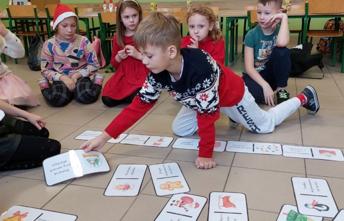 Klasa jest trochę jak rodzina, dlatego wspólnie przygotowuje się do Świąt Bożego Narodzenia. Uczniowie klas I-III wzięli to sobie do serca i cały tydzień poświęcili na tworzenie świątecznego klimatu. Dzieci poznawały bożonarodzeniowe tradycje i zwyczaje, śpiewały kolędy, przygotowywały różne prace, dekoracje, a nawet pierniczki.  Zajęcia te sprawiły wszystkim mnóstwo radości, co możecie zobaczyć na załączonych zdjęciach. Oby ten wesoły nastrój pozostał z nami jak najdłużej. 