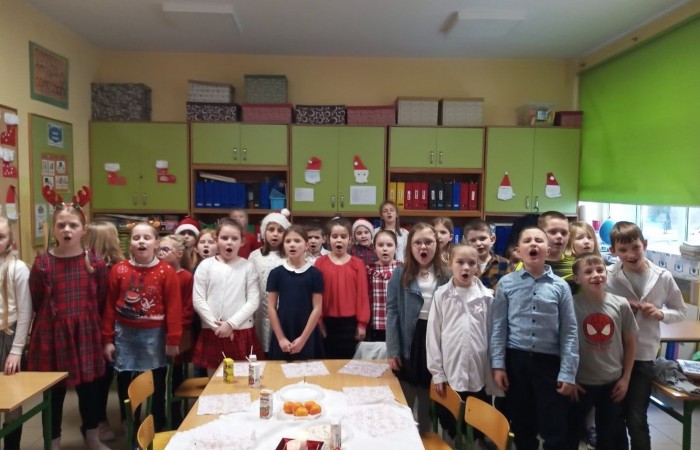 Klasa jest trochę jak rodzina, dlatego wspólnie przygotowuje się do Świąt Bożego Narodzenia. Uczniowie klas I-III wzięli to sobie do serca i cały tydzień poświęcili na tworzenie świątecznego klimatu. Dzieci poznawały bożonarodzeniowe tradycje i zwyczaje, śpiewały kolędy, przygotowywały różne prace, dekoracje, a nawet pierniczki.  Zajęcia te sprawiły wszystkim mnóstwo radości, co możecie zobaczyć na załączonych zdjęciach. Oby ten wesoły nastrój pozostał z nami jak najdłużej. 