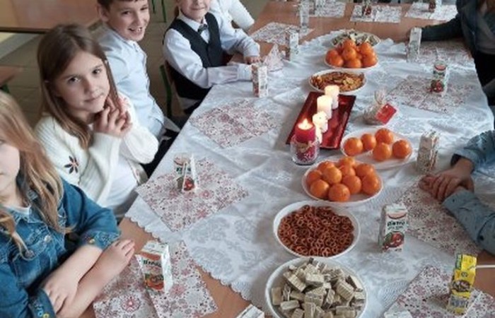 Klasa jest trochę jak rodzina, dlatego wspólnie przygotowuje się do Świąt Bożego Narodzenia. Uczniowie klas I-III wzięli to sobie do serca i cały tydzień poświęcili na tworzenie świątecznego klimatu. Dzieci poznawały bożonarodzeniowe tradycje i zwyczaje, śpiewały kolędy, przygotowywały różne prace, dekoracje, a nawet pierniczki.  Zajęcia te sprawiły wszystkim mnóstwo radości, co możecie zobaczyć na załączonych zdjęciach. Oby ten wesoły nastrój pozostał z nami jak najdłużej. 