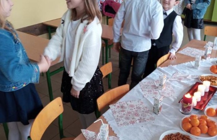 Klasa jest trochę jak rodzina, dlatego wspólnie przygotowuje się do Świąt Bożego Narodzenia. Uczniowie klas I-III wzięli to sobie do serca i cały tydzień poświęcili na tworzenie świątecznego klimatu. Dzieci poznawały bożonarodzeniowe tradycje i zwyczaje, śpiewały kolędy, przygotowywały różne prace, dekoracje, a nawet pierniczki.  Zajęcia te sprawiły wszystkim mnóstwo radości, co możecie zobaczyć na załączonych zdjęciach. Oby ten wesoły nastrój pozostał z nami jak najdłużej. 