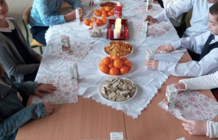 Klasa jest trochę jak rodzina, dlatego wspólnie przygotowuje się do Świąt Bożego Narodzenia. Uczniowie klas I-III wzięli to sobie do serca i cały tydzień poświęcili na tworzenie świątecznego klimatu. Dzieci poznawały bożonarodzeniowe tradycje i zwyczaje, śpiewały kolędy, przygotowywały różne prace, dekoracje, a nawet pierniczki.  Zajęcia te sprawiły wszystkim mnóstwo radości, co możecie zobaczyć na załączonych zdjęciach. Oby ten wesoły nastrój pozostał z nami jak najdłużej. 