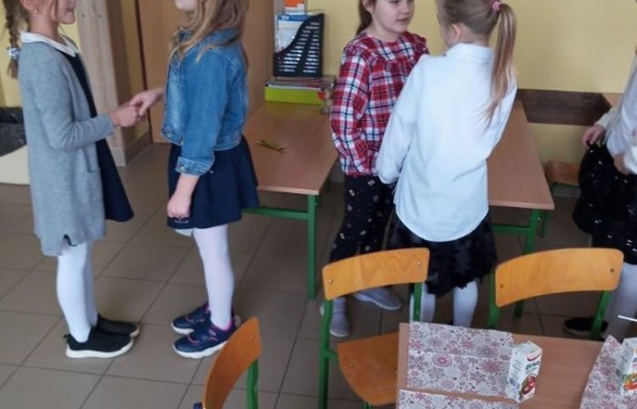 Klasa jest trochę jak rodzina, dlatego wspólnie przygotowuje się do Świąt Bożego Narodzenia. Uczniowie klas I-III wzięli to sobie do serca i cały tydzień poświęcili na tworzenie świątecznego klimatu. Dzieci poznawały bożonarodzeniowe tradycje i zwyczaje, śpiewały kolędy, przygotowywały różne prace, dekoracje, a nawet pierniczki.  Zajęcia te sprawiły wszystkim mnóstwo radości, co możecie zobaczyć na załączonych zdjęciach. Oby ten wesoły nastrój pozostał z nami jak najdłużej. 