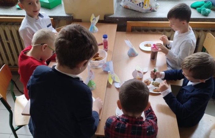 Klasa jest trochę jak rodzina, dlatego wspólnie przygotowuje się do Świąt Bożego Narodzenia. Uczniowie klas I-III wzięli to sobie do serca i cały tydzień poświęcili na tworzenie świątecznego klimatu. Dzieci poznawały bożonarodzeniowe tradycje i zwyczaje, śpiewały kolędy, przygotowywały różne prace, dekoracje, a nawet pierniczki.  Zajęcia te sprawiły wszystkim mnóstwo radości, co możecie zobaczyć na załączonych zdjęciach. Oby ten wesoły nastrój pozostał z nami jak najdłużej. 