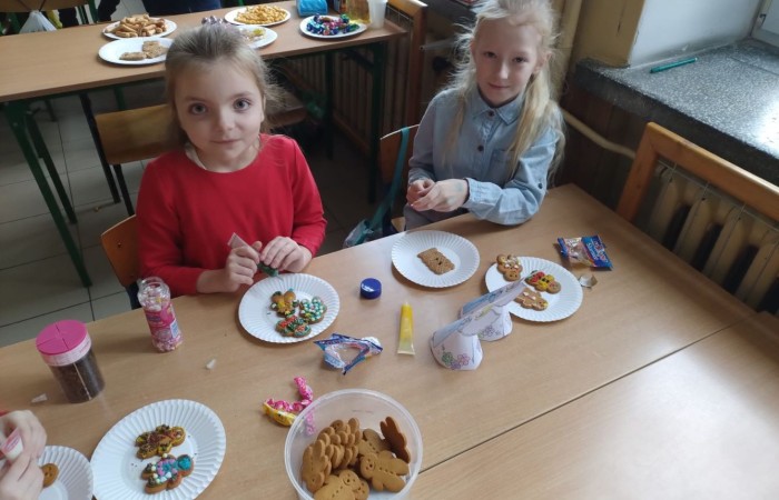 Klasa jest trochę jak rodzina, dlatego wspólnie przygotowuje się do Świąt Bożego Narodzenia. Uczniowie klas I-III wzięli to sobie do serca i cały tydzień poświęcili na tworzenie świątecznego klimatu. Dzieci poznawały bożonarodzeniowe tradycje i zwyczaje, śpiewały kolędy, przygotowywały różne prace, dekoracje, a nawet pierniczki.  Zajęcia te sprawiły wszystkim mnóstwo radości, co możecie zobaczyć na załączonych zdjęciach. Oby ten wesoły nastrój pozostał z nami jak najdłużej. 