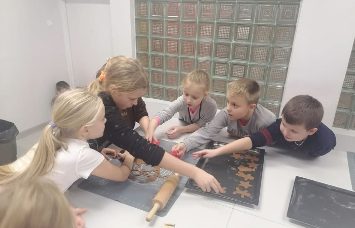 Klasa jest trochę jak rodzina, dlatego wspólnie przygotowuje się do Świąt Bożego Narodzenia. Uczniowie klas I-III wzięli to sobie do serca i cały tydzień poświęcili na tworzenie świątecznego klimatu. Dzieci poznawały bożonarodzeniowe tradycje i zwyczaje, śpiewały kolędy, przygotowywały różne prace, dekoracje, a nawet pierniczki.  Zajęcia te sprawiły wszystkim mnóstwo radości, co możecie zobaczyć na załączonych zdjęciach. Oby ten wesoły nastrój pozostał z nami jak najdłużej. 