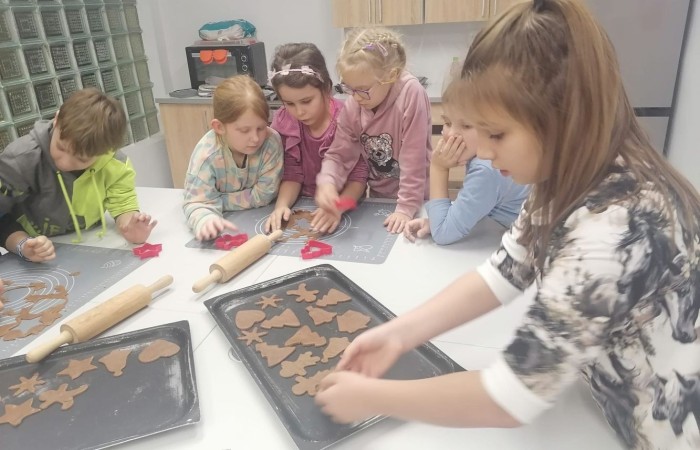 Klasa jest trochę jak rodzina, dlatego wspólnie przygotowuje się do Świąt Bożego Narodzenia. Uczniowie klas I-III wzięli to sobie do serca i cały tydzień poświęcili na tworzenie świątecznego klimatu. Dzieci poznawały bożonarodzeniowe tradycje i zwyczaje, śpiewały kolędy, przygotowywały różne prace, dekoracje, a nawet pierniczki.  Zajęcia te sprawiły wszystkim mnóstwo radości, co możecie zobaczyć na załączonych zdjęciach. Oby ten wesoły nastrój pozostał z nami jak najdłużej. 