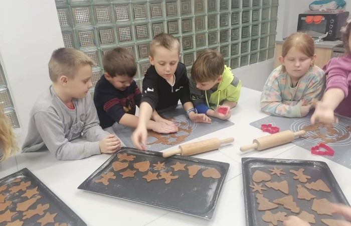 Klasa jest trochę jak rodzina, dlatego wspólnie przygotowuje się do Świąt Bożego Narodzenia. Uczniowie klas I-III wzięli to sobie do serca i cały tydzień poświęcili na tworzenie świątecznego klimatu. Dzieci poznawały bożonarodzeniowe tradycje i zwyczaje, śpiewały kolędy, przygotowywały różne prace, dekoracje, a nawet pierniczki.  Zajęcia te sprawiły wszystkim mnóstwo radości, co możecie zobaczyć na załączonych zdjęciach. Oby ten wesoły nastrój pozostał z nami jak najdłużej. 