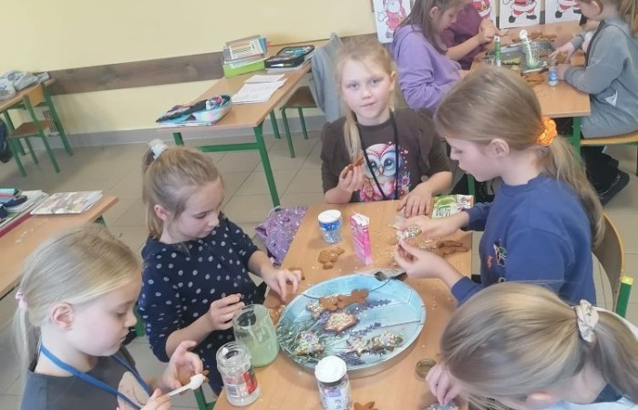 Klasa jest trochę jak rodzina, dlatego wspólnie przygotowuje się do Świąt Bożego Narodzenia. Uczniowie klas I-III wzięli to sobie do serca i cały tydzień poświęcili na tworzenie świątecznego klimatu. Dzieci poznawały bożonarodzeniowe tradycje i zwyczaje, śpiewały kolędy, przygotowywały różne prace, dekoracje, a nawet pierniczki.  Zajęcia te sprawiły wszystkim mnóstwo radości, co możecie zobaczyć na załączonych zdjęciach. Oby ten wesoły nastrój pozostał z nami jak najdłużej. 