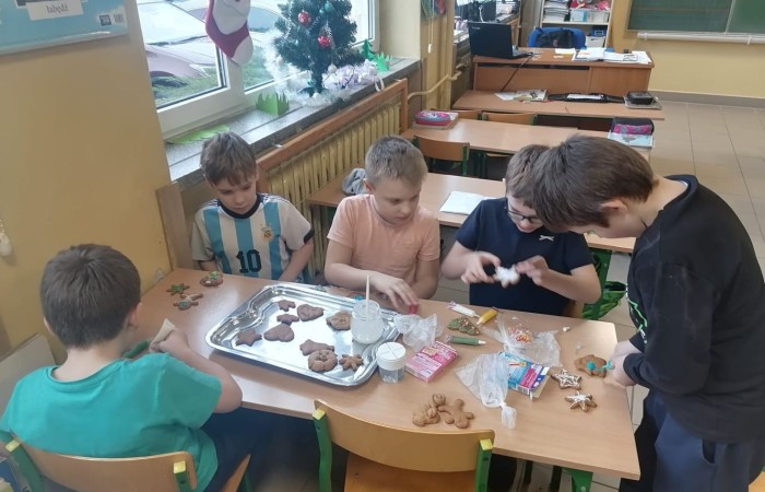 Klasa jest trochę jak rodzina, dlatego wspólnie przygotowuje się do Świąt Bożego Narodzenia. Uczniowie klas I-III wzięli to sobie do serca i cały tydzień poświęcili na tworzenie świątecznego klimatu. Dzieci poznawały bożonarodzeniowe tradycje i zwyczaje, śpiewały kolędy, przygotowywały różne prace, dekoracje, a nawet pierniczki.  Zajęcia te sprawiły wszystkim mnóstwo radości, co możecie zobaczyć na załączonych zdjęciach. Oby ten wesoły nastrój pozostał z nami jak najdłużej. 