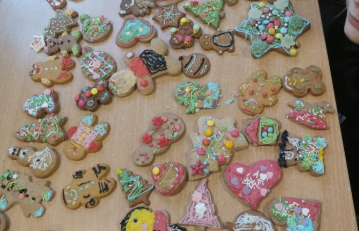 Klasa jest trochę jak rodzina, dlatego wspólnie przygotowuje się do Świąt Bożego Narodzenia. Uczniowie klas I-III wzięli to sobie do serca i cały tydzień poświęcili na tworzenie świątecznego klimatu. Dzieci poznawały bożonarodzeniowe tradycje i zwyczaje, śpiewały kolędy, przygotowywały różne prace, dekoracje, a nawet pierniczki.  Zajęcia te sprawiły wszystkim mnóstwo radości, co możecie zobaczyć na załączonych zdjęciach. Oby ten wesoły nastrój pozostał z nami jak najdłużej. 