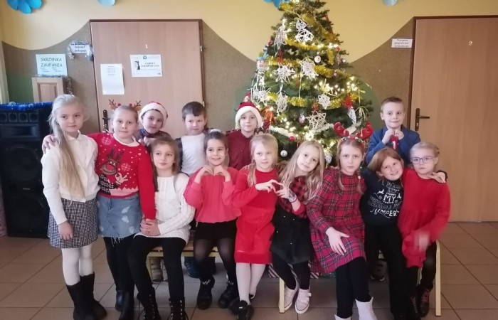 Klasa jest trochę jak rodzina, dlatego wspólnie przygotowuje się do Świąt Bożego Narodzenia. Uczniowie klas I-III wzięli to sobie do serca i cały tydzień poświęcili na tworzenie świątecznego klimatu. Dzieci poznawały bożonarodzeniowe tradycje i zwyczaje, śpiewały kolędy, przygotowywały różne prace, dekoracje, a nawet pierniczki.  Zajęcia te sprawiły wszystkim mnóstwo radości, co możecie zobaczyć na załączonych zdjęciach. Oby ten wesoły nastrój pozostał z nami jak najdłużej. 