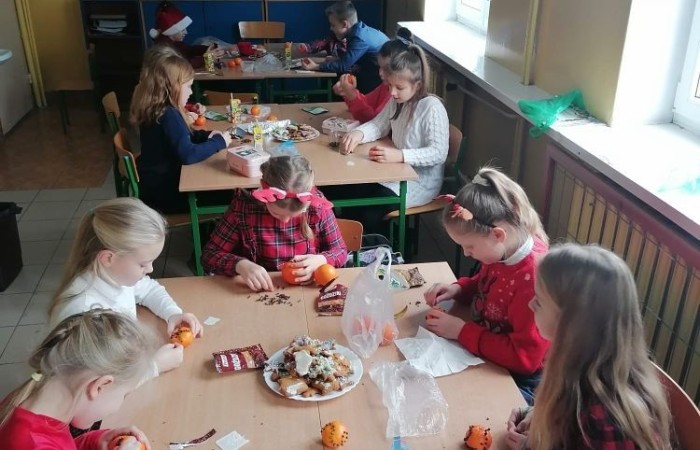 Klasa jest trochę jak rodzina, dlatego wspólnie przygotowuje się do Świąt Bożego Narodzenia. Uczniowie klas I-III wzięli to sobie do serca i cały tydzień poświęcili na tworzenie świątecznego klimatu. Dzieci poznawały bożonarodzeniowe tradycje i zwyczaje, śpiewały kolędy, przygotowywały różne prace, dekoracje, a nawet pierniczki.  Zajęcia te sprawiły wszystkim mnóstwo radości, co możecie zobaczyć na załączonych zdjęciach. Oby ten wesoły nastrój pozostał z nami jak najdłużej. 