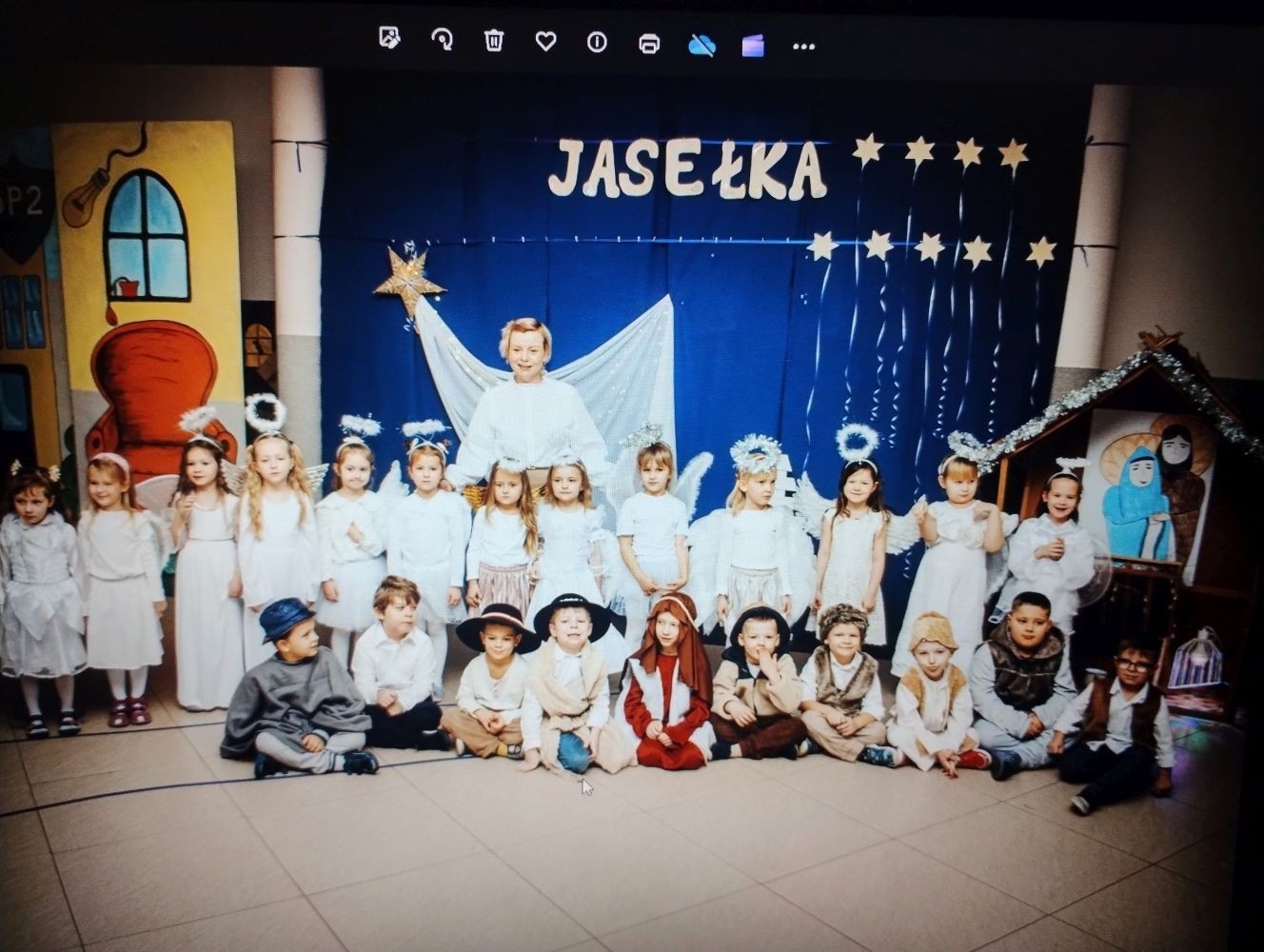 Niewątpliwie okres Bożego Narodzenia to czas wyjątkowy, pełen radości, refleksji, nadziei i serdecznych spotkań w gronie najbliższych. W dobrym przeżyciu Bożego Narodzenia pomaga świadome pielęgnowanie tradycyjnych zwyczajów i rytuałów świątecznych. Jednym z nich są Jasełka, czyli widowisko o Bożym Narodzeniu, którego treścią jest historia narodzenia Pana Jezusa. Przygotowania do Jasełek w naszym przedszkolu trwały wiele dni, uczyliśmy się kolęd i pastorałek. W tym roku odbyły się aż trzy przedstawienia jasełkowe. W dniu 20, 21 i 22  grudnia odbyło się przedstawienie dla rodziców. Pod okiem swoich pań w rolę aktorów wcieliły się starszaki czyli grupy 