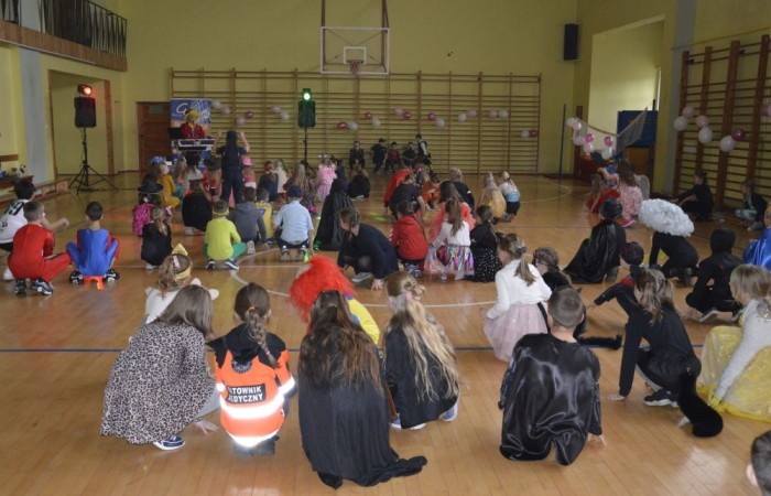 W piątek 9 lutego na szkolnych korytarzach zamiast uczniów klas młodszych można było spotkać niespodziewanych gości. Król przechadzał się razem z czarnym kotem, czarodziej rozmawiał z policjantem, który jeszcze przed chwilą w najlepsze bawił się z motylem i piłkarzem. Niespotykany widok, prawda? A jeszcze dziwniejsze jest to, że wszystkie te niecodzienne postacie ruszyły z szerokimi uśmiechami na salę gimnastyczną, która tego dnia przeszła metamorfozę i zamieniła się w prawdziwą salę balową. W ten sposób nasi uczniowie postanowili uczcić kończący się już karnawał. Na miejscu czekał na nich DJ Gesek, który zajął się oprawą muzyczną. Tańcom, hulankom, swawolom nie było końca. A jak bawili się nasi uczniowie, możecie zobaczyć na zdjęciach.