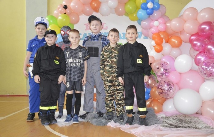 W piątek 9 lutego na szkolnych korytarzach zamiast uczniów klas młodszych można było spotkać niespodziewanych gości. Król przechadzał się razem z czarnym kotem, czarodziej rozmawiał z policjantem, który jeszcze przed chwilą w najlepsze bawił się z motylem i piłkarzem. Niespotykany widok, prawda? A jeszcze dziwniejsze jest to, że wszystkie te niecodzienne postacie ruszyły z szerokimi uśmiechami na salę gimnastyczną, która tego dnia przeszła metamorfozę i zamieniła się w prawdziwą salę balową. W ten sposób nasi uczniowie postanowili uczcić kończący się już karnawał. Na miejscu czekał na nich DJ Gesek, który zajął się oprawą muzyczną. Tańcom, hulankom, swawolom nie było końca. A jak bawili się nasi uczniowie, możecie zobaczyć na zdjęciach.