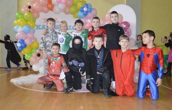 W piątek 9 lutego na szkolnych korytarzach zamiast uczniów klas młodszych można było spotkać niespodziewanych gości. Król przechadzał się razem z czarnym kotem, czarodziej rozmawiał z policjantem, który jeszcze przed chwilą w najlepsze bawił się z motylem i piłkarzem. Niespotykany widok, prawda? A jeszcze dziwniejsze jest to, że wszystkie te niecodzienne postacie ruszyły z szerokimi uśmiechami na salę gimnastyczną, która tego dnia przeszła metamorfozę i zamieniła się w prawdziwą salę balową. W ten sposób nasi uczniowie postanowili uczcić kończący się już karnawał. Na miejscu czekał na nich DJ Gesek, który zajął się oprawą muzyczną. Tańcom, hulankom, swawolom nie było końca. A jak bawili się nasi uczniowie, możecie zobaczyć na zdjęciach.