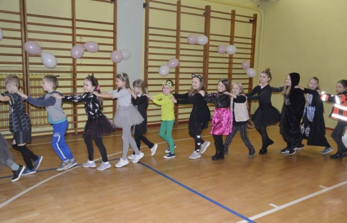 W piątek 9 lutego na szkolnych korytarzach zamiast uczniów klas młodszych można było spotkać niespodziewanych gości. Król przechadzał się razem z czarnym kotem, czarodziej rozmawiał z policjantem, który jeszcze przed chwilą w najlepsze bawił się z motylem i piłkarzem. Niespotykany widok, prawda? A jeszcze dziwniejsze jest to, że wszystkie te niecodzienne postacie ruszyły z szerokimi uśmiechami na salę gimnastyczną, która tego dnia przeszła metamorfozę i zamieniła się w prawdziwą salę balową. W ten sposób nasi uczniowie postanowili uczcić kończący się już karnawał. Na miejscu czekał na nich DJ Gesek, który zajął się oprawą muzyczną. Tańcom, hulankom, swawolom nie było końca. A jak bawili się nasi uczniowie, możecie zobaczyć na zdjęciach.