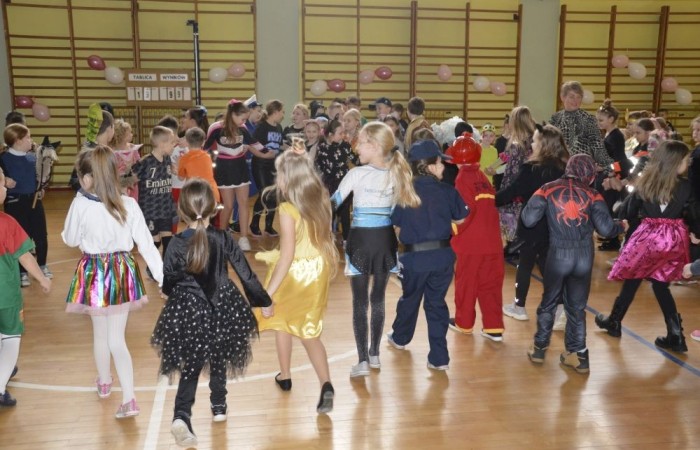 W piątek 9 lutego na szkolnych korytarzach zamiast uczniów klas młodszych można było spotkać niespodziewanych gości. Król przechadzał się razem z czarnym kotem, czarodziej rozmawiał z policjantem, który jeszcze przed chwilą w najlepsze bawił się z motylem i piłkarzem. Niespotykany widok, prawda? A jeszcze dziwniejsze jest to, że wszystkie te niecodzienne postacie ruszyły z szerokimi uśmiechami na salę gimnastyczną, która tego dnia przeszła metamorfozę i zamieniła się w prawdziwą salę balową. W ten sposób nasi uczniowie postanowili uczcić kończący się już karnawał. Na miejscu czekał na nich DJ Gesek, który zajął się oprawą muzyczną. Tańcom, hulankom, swawolom nie było końca. A jak bawili się nasi uczniowie, możecie zobaczyć na zdjęciach.