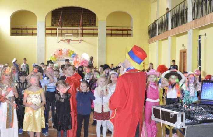 W piątek 9 lutego na szkolnych korytarzach zamiast uczniów klas młodszych można było spotkać niespodziewanych gości. Król przechadzał się razem z czarnym kotem, czarodziej rozmawiał z policjantem, który jeszcze przed chwilą w najlepsze bawił się z motylem i piłkarzem. Niespotykany widok, prawda? A jeszcze dziwniejsze jest to, że wszystkie te niecodzienne postacie ruszyły z szerokimi uśmiechami na salę gimnastyczną, która tego dnia przeszła metamorfozę i zamieniła się w prawdziwą salę balową. W ten sposób nasi uczniowie postanowili uczcić kończący się już karnawał. Na miejscu czekał na nich DJ Gesek, który zajął się oprawą muzyczną. Tańcom, hulankom, swawolom nie było końca. A jak bawili się nasi uczniowie, możecie zobaczyć na zdjęciach.