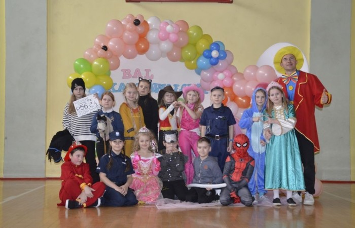 W piątek 9 lutego na szkolnych korytarzach zamiast uczniów klas młodszych można było spotkać niespodziewanych gości. Król przechadzał się razem z czarnym kotem, czarodziej rozmawiał z policjantem, który jeszcze przed chwilą w najlepsze bawił się z motylem i piłkarzem. Niespotykany widok, prawda? A jeszcze dziwniejsze jest to, że wszystkie te niecodzienne postacie ruszyły z szerokimi uśmiechami na salę gimnastyczną, która tego dnia przeszła metamorfozę i zamieniła się w prawdziwą salę balową. W ten sposób nasi uczniowie postanowili uczcić kończący się już karnawał. Na miejscu czekał na nich DJ Gesek, który zajął się oprawą muzyczną. Tańcom, hulankom, swawolom nie było końca. A jak bawili się nasi uczniowie, możecie zobaczyć na zdjęciach.