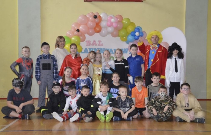 W piątek 9 lutego na szkolnych korytarzach zamiast uczniów klas młodszych można było spotkać niespodziewanych gości. Król przechadzał się razem z czarnym kotem, czarodziej rozmawiał z policjantem, który jeszcze przed chwilą w najlepsze bawił się z motylem i piłkarzem. Niespotykany widok, prawda? A jeszcze dziwniejsze jest to, że wszystkie te niecodzienne postacie ruszyły z szerokimi uśmiechami na salę gimnastyczną, która tego dnia przeszła metamorfozę i zamieniła się w prawdziwą salę balową. W ten sposób nasi uczniowie postanowili uczcić kończący się już karnawał. Na miejscu czekał na nich DJ Gesek, który zajął się oprawą muzyczną. Tańcom, hulankom, swawolom nie było końca. A jak bawili się nasi uczniowie, możecie zobaczyć na zdjęciach.