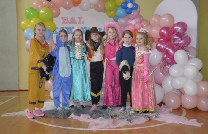 W piątek 9 lutego na szkolnych korytarzach zamiast uczniów klas młodszych można było spotkać niespodziewanych gości. Król przechadzał się razem z czarnym kotem, czarodziej rozmawiał z policjantem, który jeszcze przed chwilą w najlepsze bawił się z motylem i piłkarzem. Niespotykany widok, prawda? A jeszcze dziwniejsze jest to, że wszystkie te niecodzienne postacie ruszyły z szerokimi uśmiechami na salę gimnastyczną, która tego dnia przeszła metamorfozę i zamieniła się w prawdziwą salę balową. W ten sposób nasi uczniowie postanowili uczcić kończący się już karnawał. Na miejscu czekał na nich DJ Gesek, który zajął się oprawą muzyczną. Tańcom, hulankom, swawolom nie było końca. A jak bawili się nasi uczniowie, możecie zobaczyć na zdjęciach.