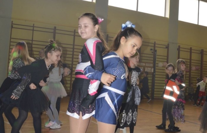 W piątek 9 lutego na szkolnych korytarzach zamiast uczniów klas młodszych można było spotkać niespodziewanych gości. Król przechadzał się razem z czarnym kotem, czarodziej rozmawiał z policjantem, który jeszcze przed chwilą w najlepsze bawił się z motylem i piłkarzem. Niespotykany widok, prawda? A jeszcze dziwniejsze jest to, że wszystkie te niecodzienne postacie ruszyły z szerokimi uśmiechami na salę gimnastyczną, która tego dnia przeszła metamorfozę i zamieniła się w prawdziwą salę balową. W ten sposób nasi uczniowie postanowili uczcić kończący się już karnawał. Na miejscu czekał na nich DJ Gesek, który zajął się oprawą muzyczną. Tańcom, hulankom, swawolom nie było końca. A jak bawili się nasi uczniowie, możecie zobaczyć na zdjęciach.