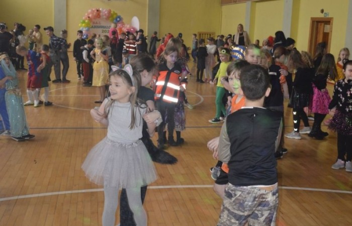 W piątek 9 lutego na szkolnych korytarzach zamiast uczniów klas młodszych można było spotkać niespodziewanych gości. Król przechadzał się razem z czarnym kotem, czarodziej rozmawiał z policjantem, który jeszcze przed chwilą w najlepsze bawił się z motylem i piłkarzem. Niespotykany widok, prawda? A jeszcze dziwniejsze jest to, że wszystkie te niecodzienne postacie ruszyły z szerokimi uśmiechami na salę gimnastyczną, która tego dnia przeszła metamorfozę i zamieniła się w prawdziwą salę balową. W ten sposób nasi uczniowie postanowili uczcić kończący się już karnawał. Na miejscu czekał na nich DJ Gesek, który zajął się oprawą muzyczną. Tańcom, hulankom, swawolom nie było końca. A jak bawili się nasi uczniowie, możecie zobaczyć na zdjęciach.