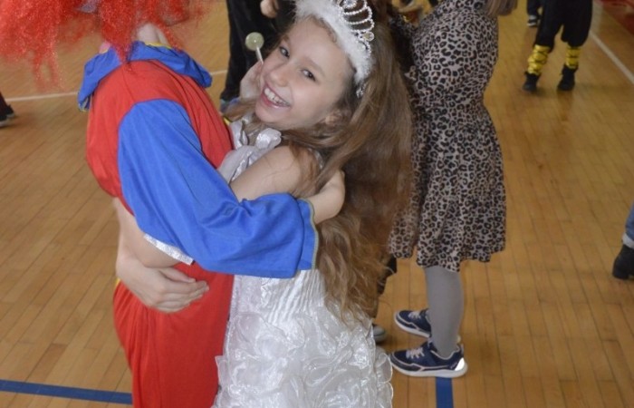 W piątek 9 lutego na szkolnych korytarzach zamiast uczniów klas młodszych można było spotkać niespodziewanych gości. Król przechadzał się razem z czarnym kotem, czarodziej rozmawiał z policjantem, który jeszcze przed chwilą w najlepsze bawił się z motylem i piłkarzem. Niespotykany widok, prawda? A jeszcze dziwniejsze jest to, że wszystkie te niecodzienne postacie ruszyły z szerokimi uśmiechami na salę gimnastyczną, która tego dnia przeszła metamorfozę i zamieniła się w prawdziwą salę balową. W ten sposób nasi uczniowie postanowili uczcić kończący się już karnawał. Na miejscu czekał na nich DJ Gesek, który zajął się oprawą muzyczną. Tańcom, hulankom, swawolom nie było końca. A jak bawili się nasi uczniowie, możecie zobaczyć na zdjęciach.