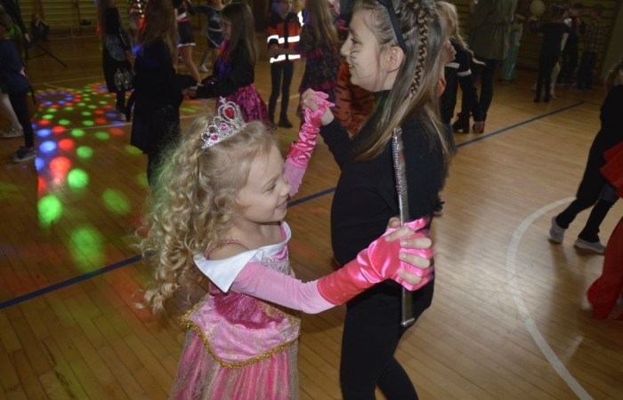 W piątek 9 lutego na szkolnych korytarzach zamiast uczniów klas młodszych można było spotkać niespodziewanych gości. Król przechadzał się razem z czarnym kotem, czarodziej rozmawiał z policjantem, który jeszcze przed chwilą w najlepsze bawił się z motylem i piłkarzem. Niespotykany widok, prawda? A jeszcze dziwniejsze jest to, że wszystkie te niecodzienne postacie ruszyły z szerokimi uśmiechami na salę gimnastyczną, która tego dnia przeszła metamorfozę i zamieniła się w prawdziwą salę balową. W ten sposób nasi uczniowie postanowili uczcić kończący się już karnawał. Na miejscu czekał na nich DJ Gesek, który zajął się oprawą muzyczną. Tańcom, hulankom, swawolom nie było końca. A jak bawili się nasi uczniowie, możecie zobaczyć na zdjęciach.