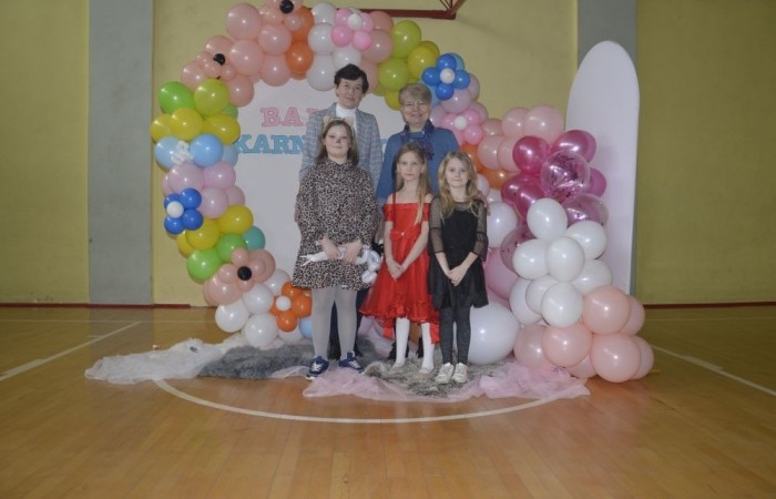 W piątek 9 lutego na szkolnych korytarzach zamiast uczniów klas młodszych można było spotkać niespodziewanych gości. Król przechadzał się razem z czarnym kotem, czarodziej rozmawiał z policjantem, który jeszcze przed chwilą w najlepsze bawił się z motylem i piłkarzem. Niespotykany widok, prawda? A jeszcze dziwniejsze jest to, że wszystkie te niecodzienne postacie ruszyły z szerokimi uśmiechami na salę gimnastyczną, która tego dnia przeszła metamorfozę i zamieniła się w prawdziwą salę balową. W ten sposób nasi uczniowie postanowili uczcić kończący się już karnawał. Na miejscu czekał na nich DJ Gesek, który zajął się oprawą muzyczną. Tańcom, hulankom, swawolom nie było końca. A jak bawili się nasi uczniowie, możecie zobaczyć na zdjęciach.