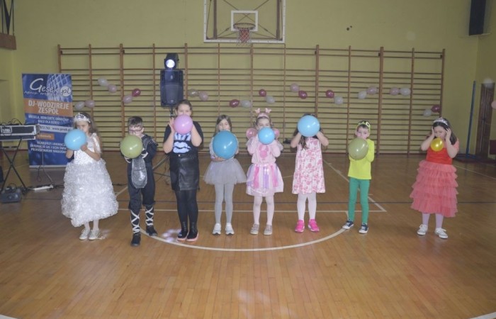 W piątek 9 lutego na szkolnych korytarzach zamiast uczniów klas młodszych można było spotkać niespodziewanych gości. Król przechadzał się razem z czarnym kotem, czarodziej rozmawiał z policjantem, który jeszcze przed chwilą w najlepsze bawił się z motylem i piłkarzem. Niespotykany widok, prawda? A jeszcze dziwniejsze jest to, że wszystkie te niecodzienne postacie ruszyły z szerokimi uśmiechami na salę gimnastyczną, która tego dnia przeszła metamorfozę i zamieniła się w prawdziwą salę balową. W ten sposób nasi uczniowie postanowili uczcić kończący się już karnawał. Na miejscu czekał na nich DJ Gesek, który zajął się oprawą muzyczną. Tańcom, hulankom, swawolom nie było końca. A jak bawili się nasi uczniowie, możecie zobaczyć na zdjęciach.